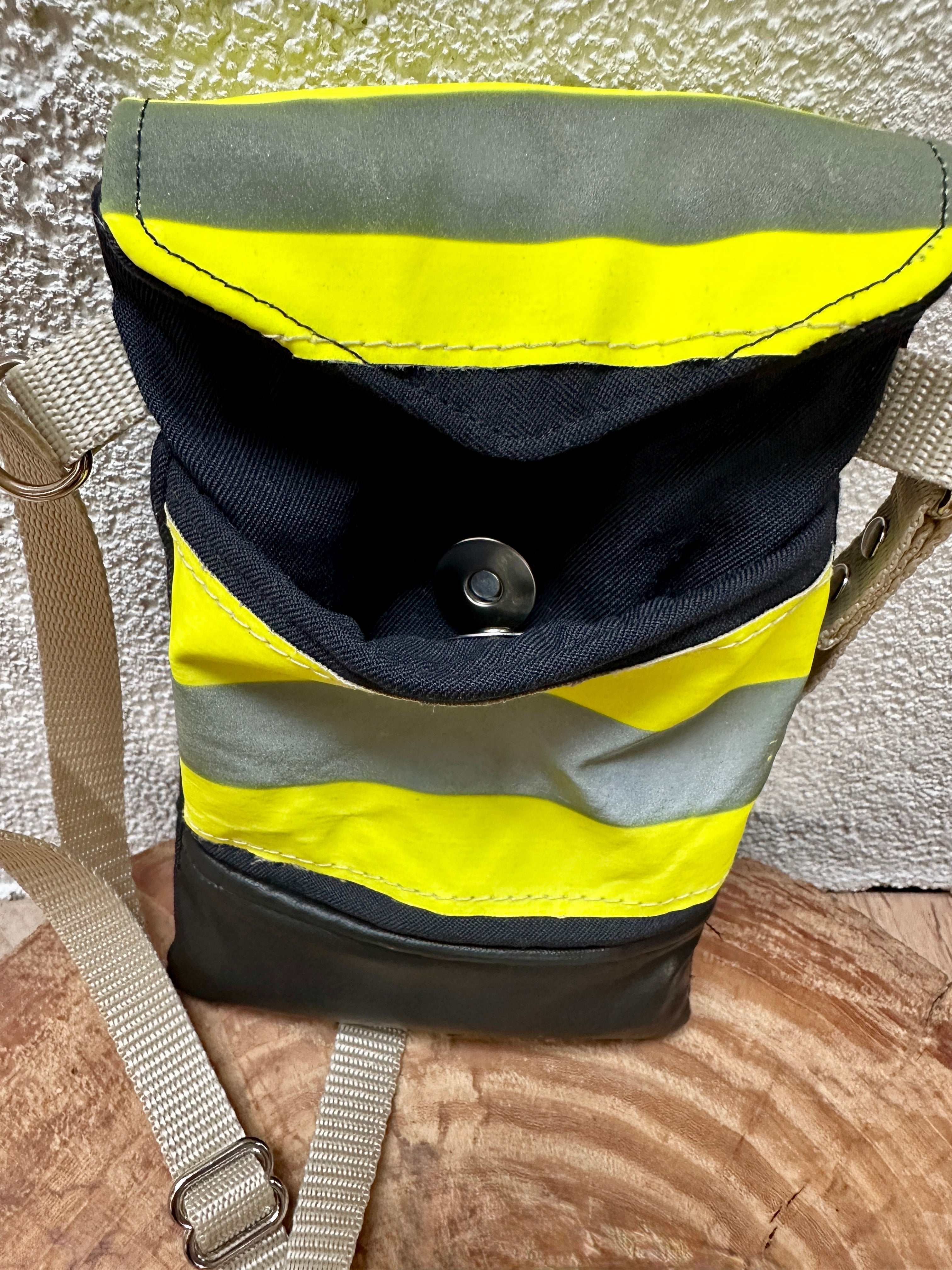 Handytasche aus ausgemusterter Einsatzkleidung
