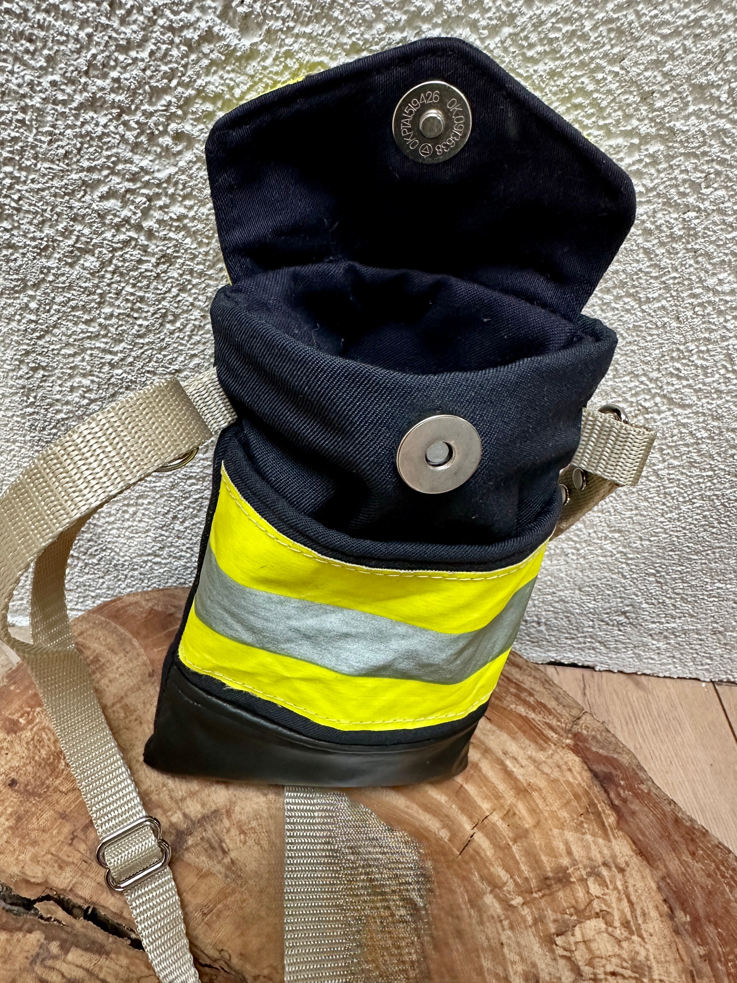 Handytasche aus ausgemusterter Einsatzkleidung