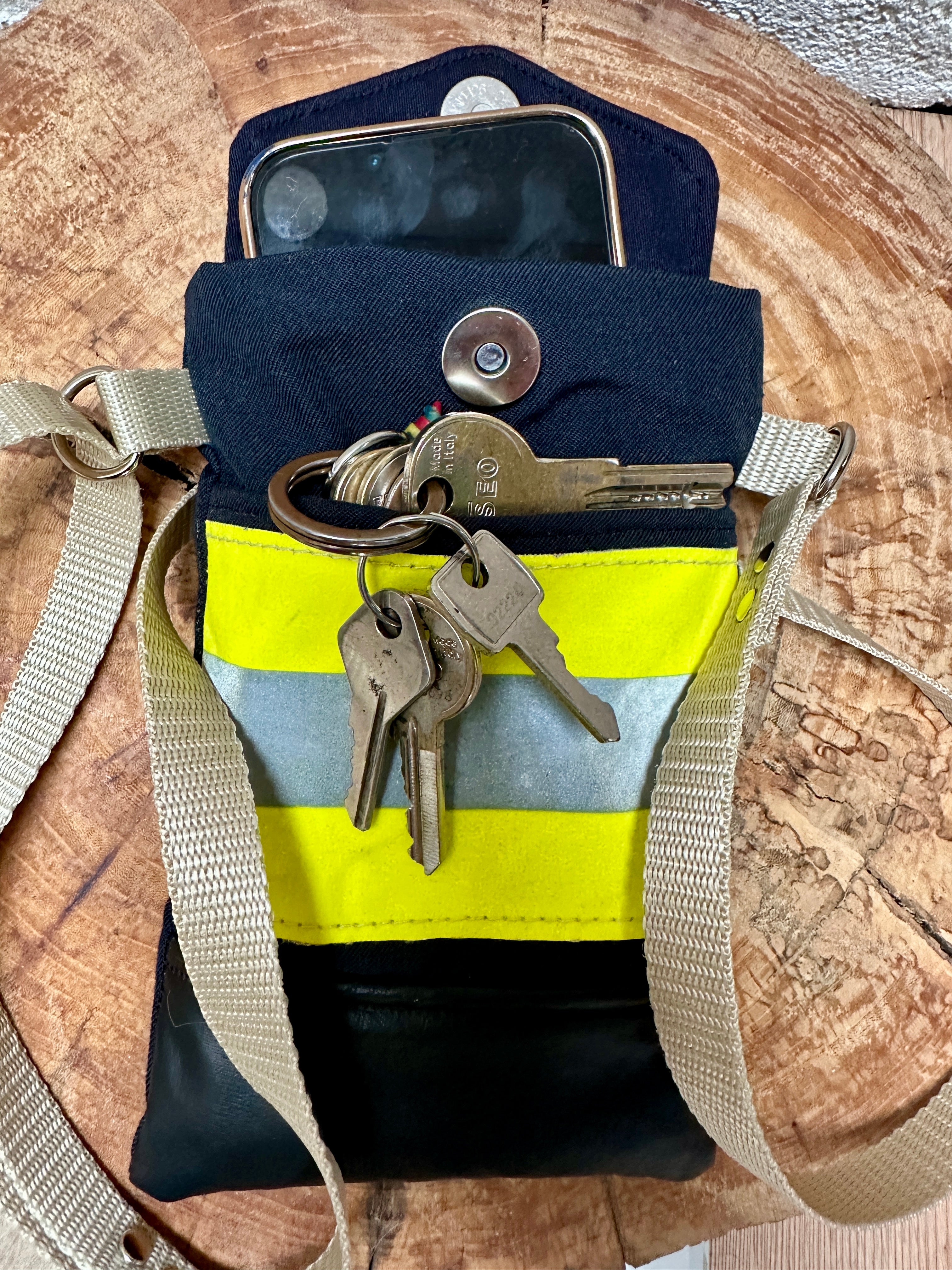 Handytasche aus ausgemusterter Einsatzkleidung
